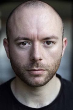 Derek Barr interpreta Captain Reid
