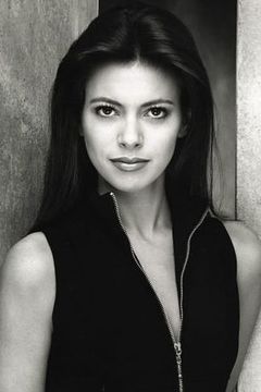 Michelle Woods interpreta Waitress (uncredited)
