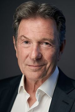 Michael Brandon interpreta Senator Brandt