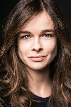 Katie Carr interpreta Caitlin