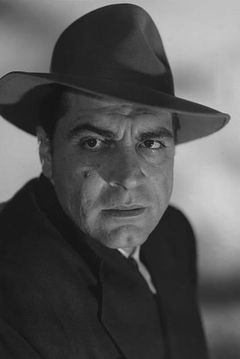 Anthony Caruso interpreta Santiago Santos
