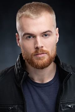Dustin Lloyd interpreta Karl