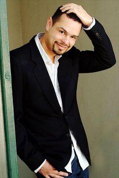 Luis Camacho interpreta Goldman Girl