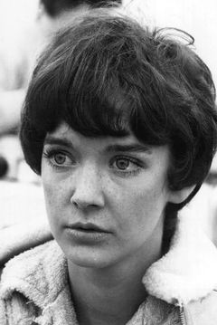 Pamela Franklin interpreta Sandy
