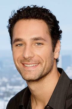 Raoul Bova interpreta Don Massimo