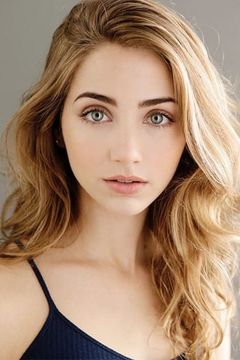 Emily Rudd interpreta Clara