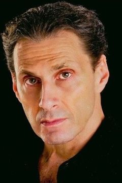 Louis Scarano interpreta Intake Convict
