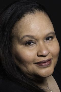 Carolyn Saxon interpreta Candy Salesperson