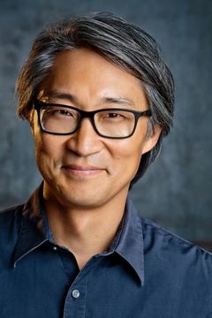 Keong Sim interpreta Mr. Kim