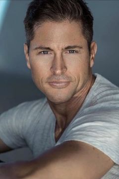 Jason Faunt interpreta John