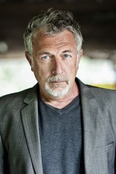 Michele Oliveri interpreta Julius König