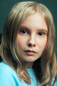 Maddie Evans interpreta School Pupil (uncredited)