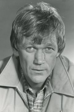 Bo Svenson interpreta Capt. Campbell