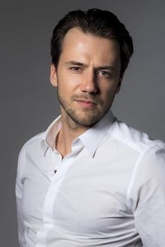 Ivan Zhidkov interpreta Max