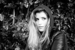 Lauren Schacher interpreta Reporter