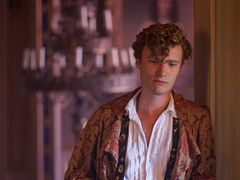 Edward Franklin interpreta Simon