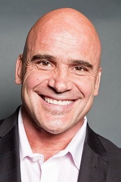 Bas Rutten interpreta Drill Instructor