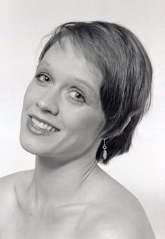 Yana Nirvana interpreta CHP Officer