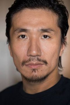 Koji Nishiyama interpreta Japanese Pilot