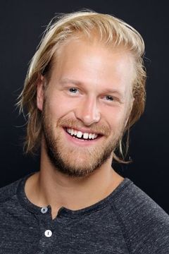 Joshua Murdoch interpreta Phillip