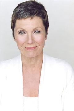 Pamela Salem interpreta Miss Moneypenny