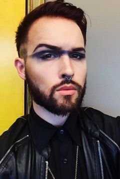 Adam Robert Worton interpreta Baby Bink