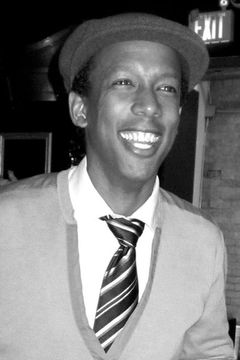 Joseph Motiki interpreta Guard