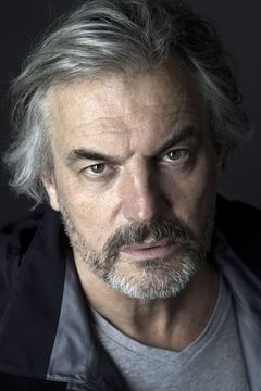 Derek de Lint interpreta Dr. Mandrakis
