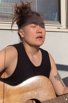 Diana Oh interpreta Sign-in Lady