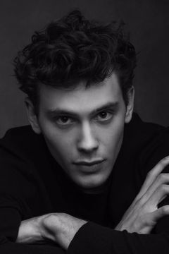 Cooper Koch interpreta Azrael Gabison