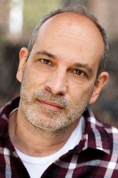 Paul Weissman interpreta Nick