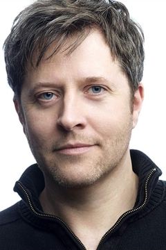 Simon Hepworth interpreta James Forester