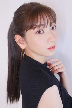 Marina Inoue interpreta Momo Yaoyorozu (voice)