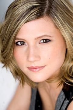 Emily Moss Wilson interpreta Kissing Girl (uncredited)