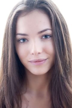 Jemma Dallender interpreta Zara Hayek