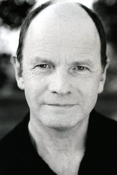 Simon Chandler interpreta Lord Dawson