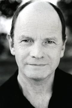 Simon Chandler interpreta Doctor