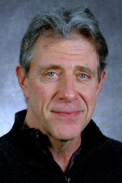 Keith Langsdale interpreta Stranger / Radio Announcer (voice)
