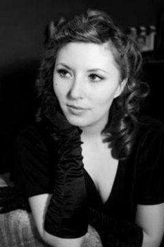 Angela Clarke interpreta Kitty