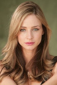Katharine Towne interpreta Holly