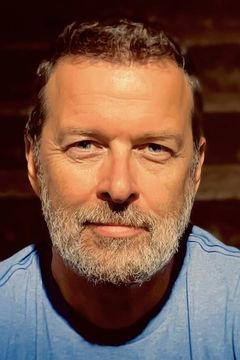 Ken Tremblett interpreta Terrance Duncan