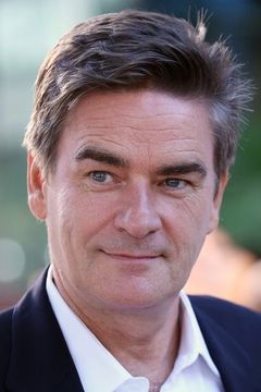 Peter Keleghan interpreta Karl Granger