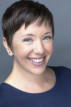 Judi Lewis Ockler interpreta Deborah Dollars