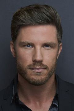 Anthony Bewlz interpreta Clark Winters