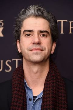 Hamish Linklater interpreta Benjamin