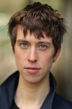 Angus Imrie interpreta Bartholomew