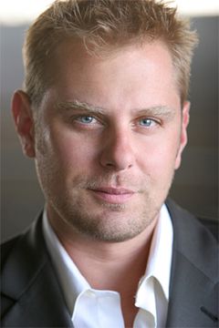 Jesse Hlubik interpreta FBI Agent #2