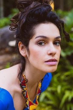 Maria Flor interpreta Laura