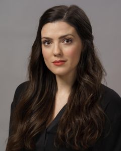 Lois Meleri-Jones interpreta Tess Bevan