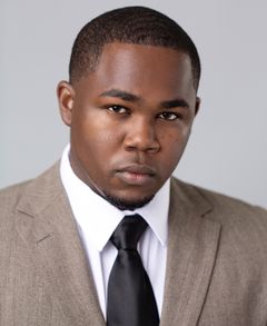 Edward Rashad Smith interpreta Declan Martino Drummer